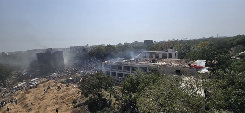 印度航空1架班機12日起飛後不久，墜入印度阿默達巴德市住宅區。（安納杜魯新聞社）
