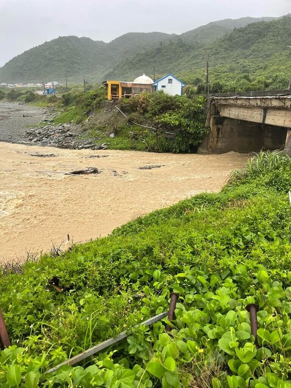 台東地區從11日深夜開始出現間歇性驟雨,13日上午雨勢減緩,但仍持續性下雨,多個鄉鎮這2天累積雨量超過200毫米,截至13日上午9時蘭嶼已235毫米。圖為蘭嶼溪流暴漲泥流入海。(魯邁提供)中央社記者盧太城台東傳真 114年6月13日