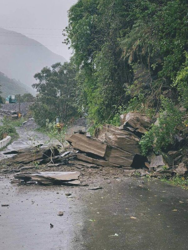熱帶性低氣壓影響,屏東局部地區豪雨警戒。來義鄉公所13日指出,大雨造成部落農路因落石而中斷。(來義鄉公所提供)中央社記者黃郁菁傳真 114年6月13日