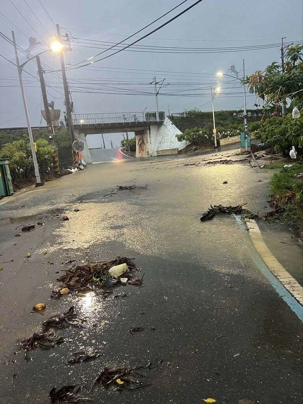 熱帶性低氣壓影響,屏東局部地區豪雨警戒。獅子鄉公所13日一早宣布,南世村聯外道路,早上5時30分起實施預警性封閉。(獅子鄉公所提供)中央社記者黃郁菁傳真 114年6月13日