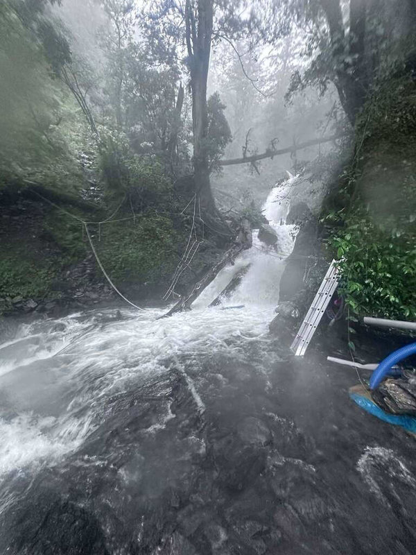 屏東縣13日凌晨起降下大雨,北大武山國家步道檜谷山莊水源水管遭沖毀,需待大水消退後才能搶修。(林業及自然保育署屏東分署提供)中央社記者李卉婷傳真 114年6月13日