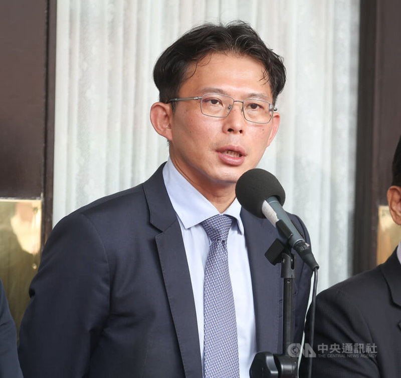 民眾黨主席黃國昌(圖)13日在立法院受訪時說,目前不清楚總統賴清德18日是否會針對重大議題與在野領袖共商國是,還是僅進行國安簡報。至於是否出席或要直播才出席,黃國昌僅表示,現在沒掌握完整資訊。中央社記者謝佳璋攝 114年6月13日
