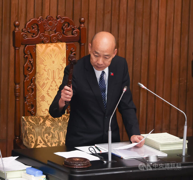 立法院會13日將前瞻基礎建設計畫第5期特別預算案排入議程,順利三讀通過,原歲出所需財源原列新台幣703億5萬元,隨同預算審議結果,減列1億5230萬元,改列為701億4775萬元,全數以舉借債務支應。圖為立法院長韓國瑜敲槌宣布三讀通過。中央社記者謝佳璋攝 114年6月13日