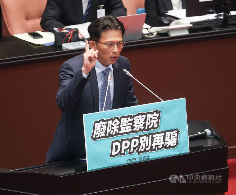 立法院13日舉行國是論壇,民眾黨立法院黨團總召黃國昌(圖)登記發言,力促要廢除監察院。中央社記者謝佳璋攝 114年6月13日