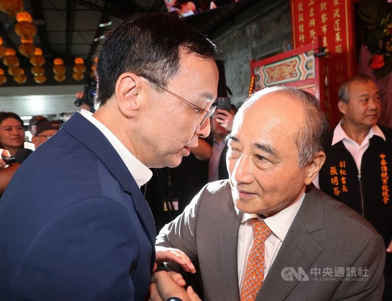 總統府將邀請在野黨領袖進行國安簡報,國民黨主席朱立倫(左)13日上午出席公開活動前受訪對此表示,對於所有國家安全的議題,朝野都責無旁貸,國民黨一再希望朝野能夠透過對話解決問題。圖為朱立倫與前立法院長王金平(前右)交談互動。中央社記者郭日曉攝 114年6月13日