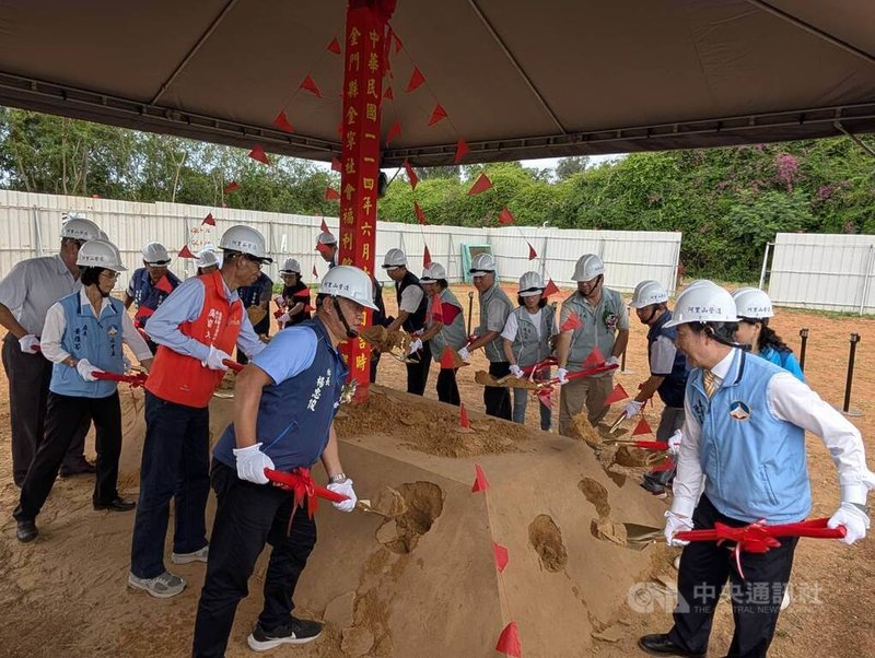 金門縣金寧社會福利館14日舉行動土典禮，縣長陳福海（右1）等出席，工程預計115年8月中旬完工。中央社記者吳玟嶸攝  114年6月14日