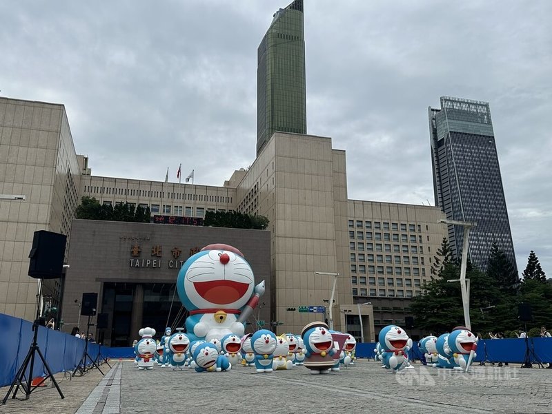 台北市觀傳局14日表示,12公尺高的哆啦A夢氣偶與近60座不同造型立體哆啦A夢已在北市府前廣場,只停留14日、15日2天,邀請旅客一同創造愉快的夏日週末回憶。中央社記者陳昱婷攝 114年6月14日