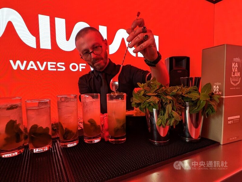 觀光署駐倫敦辦事處近日在倫敦鬧區推出台灣主題大型沉浸影音秀,12日晚間開幕式提供台灣主題調酒,運用的台灣元素包括噶瑪蘭威士忌、烏龍茶糖漿、荔枝果汁。中央社記者陳韻聿倫敦攝 114年6月14日(飲酒警語:飲酒過量有害健康;酒後勿開車;未成年請勿飲酒。)