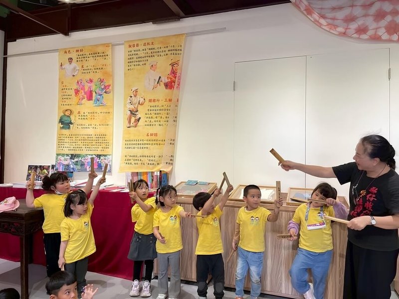 教育部14日介紹幼兒園創新課程,台北榮民總醫院員山分院員工子女非營利幼兒園結合在地文化,讓學童體驗傳統樂器「四塊仔」。(教育部提供)中央社記者陳至中台北傳真 114年6月14日