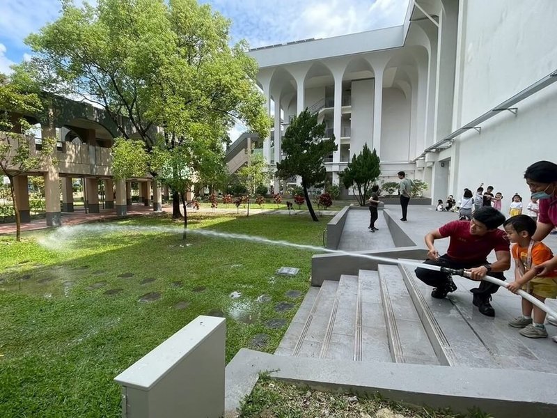 教育部14日介紹幼兒園創新課程,勞動部勞動力發展署雲嘉南分署職場互助教保服務中心結合分署的職訓資源,讓幼童體驗操作滅火設備,建立防災觀念。(教育部提供)中央社記者陳至中台北傳真 114年6月14日
