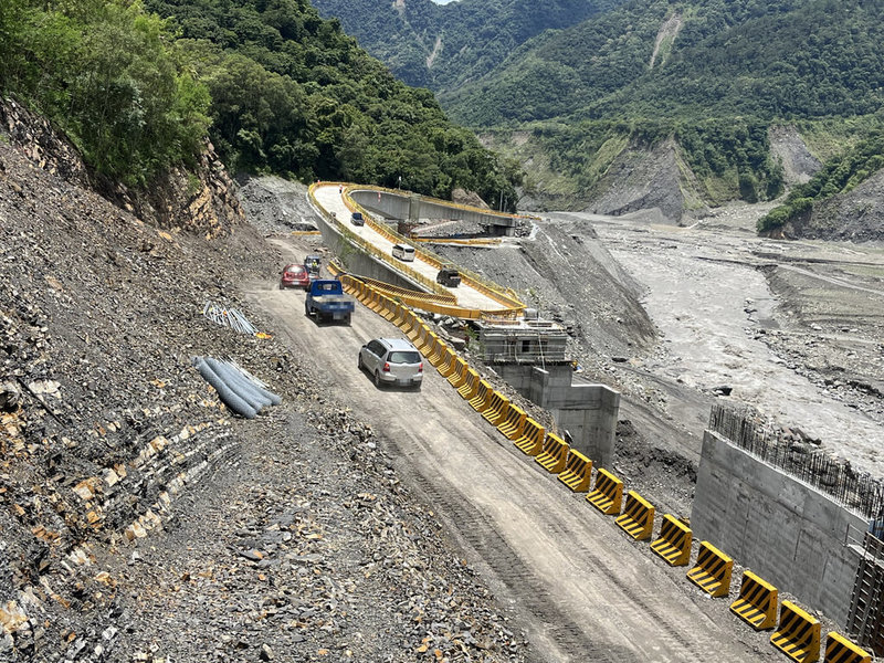 台20線南橫公路勤和至復興段河床便道因山區豪雨致道路中斷,幸公路局提前部署明霸克露橋路段備災通道,桃源區復興以上3里恢復聯外交通,14日中午開放戒護通行。(甲仙工務段提供)中央社記者洪學廣傳真 114年6月14日
