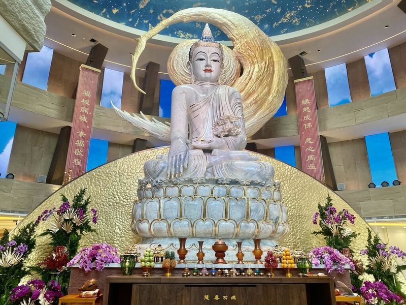 新北市貢寮區靈鷲山籌建10年的福城14日率先揭幕開啟「慧門」,在各界人士見證祝福下,為來自緬甸的「放光玉佛」(圖)開光。(靈鷲山佛教教團提供)中央社記者黃旭昇新北市傳真 114年6月14日