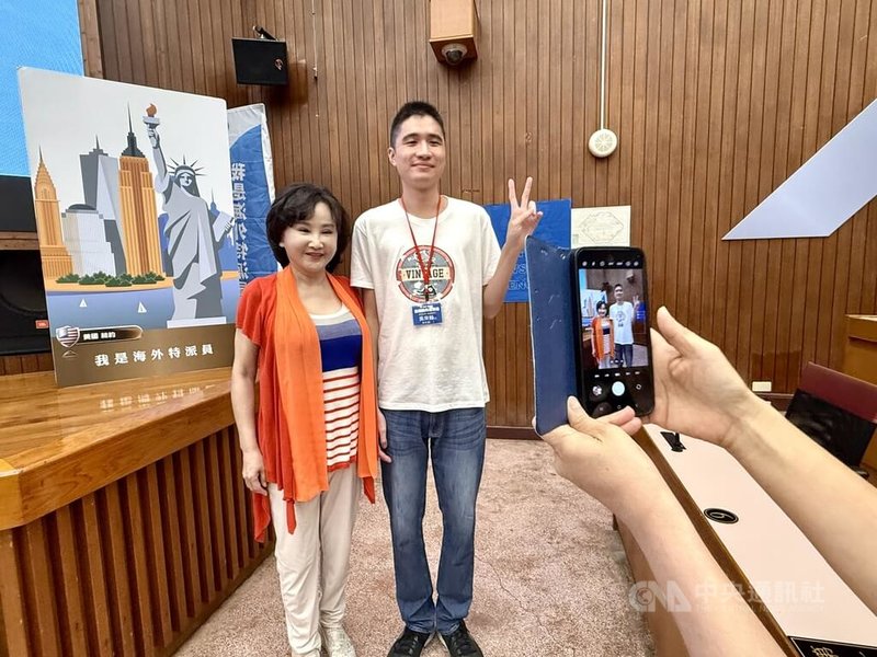 中央社第8屆「我是海外特派員」南區培訓營14日在中華電信學院高雄所登場,社長胡婉玲(左)出席授課,與參與學員合影。中央社記者董俊志攝 114年6月14日