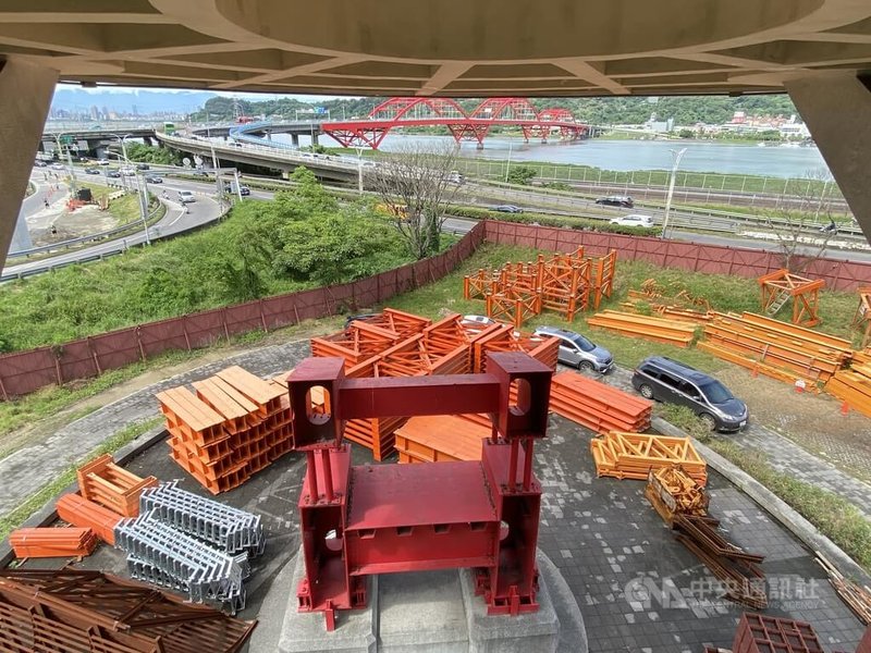 新北市政府工務局14日表示,淡北道路今年下半年將邁入工程的重頭戲,主線高架橋採用懸臂工法施作,工作車預計於8月安裝完畢,並採用預鑄節塊自動化施工,可縮短工期。中央社記者黃旭昇新北攝 114年6月14日