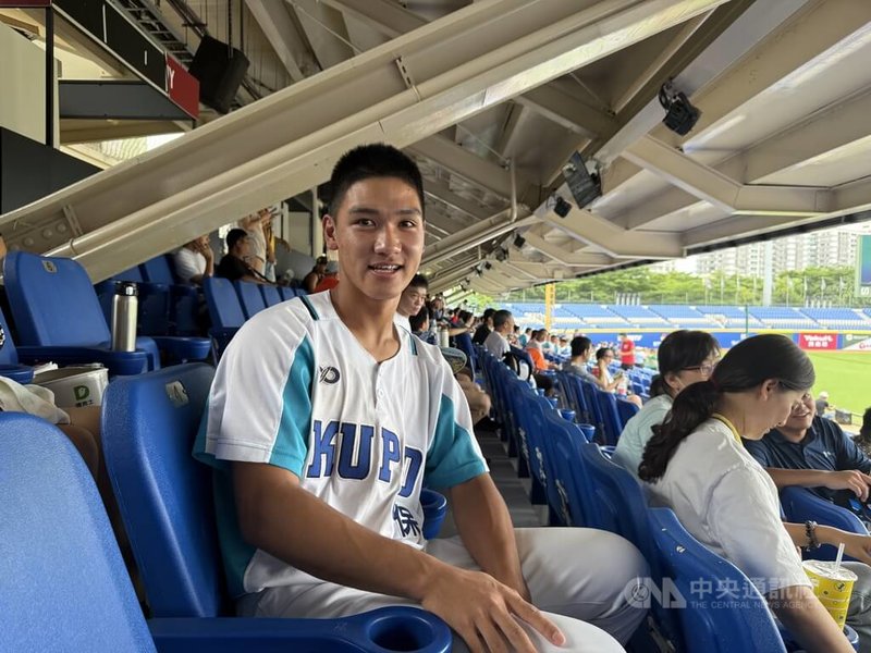 新北市穀保家商棒球隊外野手劉承佑(圖)被視為中職選秀首輪熱門,他受訪時笑說,雖然愛富邦悍將,但選秀結果就順其自然。中央社記者謝靜雯攝 114年5月14日