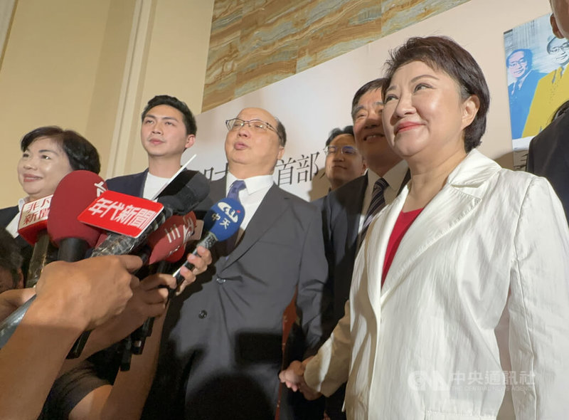 前台中市長胡志強（左3）14日在台中受訪時牽著台中市長盧秀燕（右）的手表示，他全力支持盧秀燕參選國民黨主席，盧秀燕是他心中的明日之星。中央社記者趙麗妍攝  114年6月14日