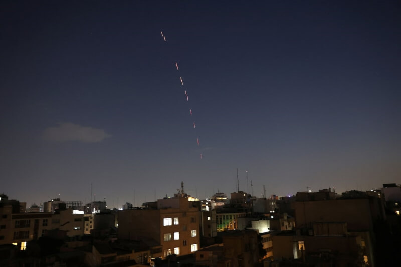 以色列13日夜間對伊朗首都德黑蘭發動空襲，城市上空可見伊朗防空火力。（Majid Asgaripour/West Asia News Agency via 路透社）