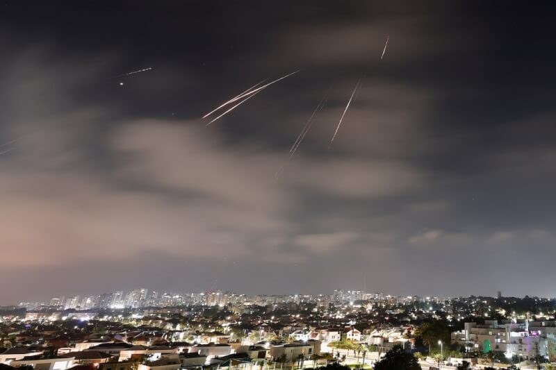 以色列阿什克隆市上空14日可見伊朗飛彈被防空系統攔截。（路透社）