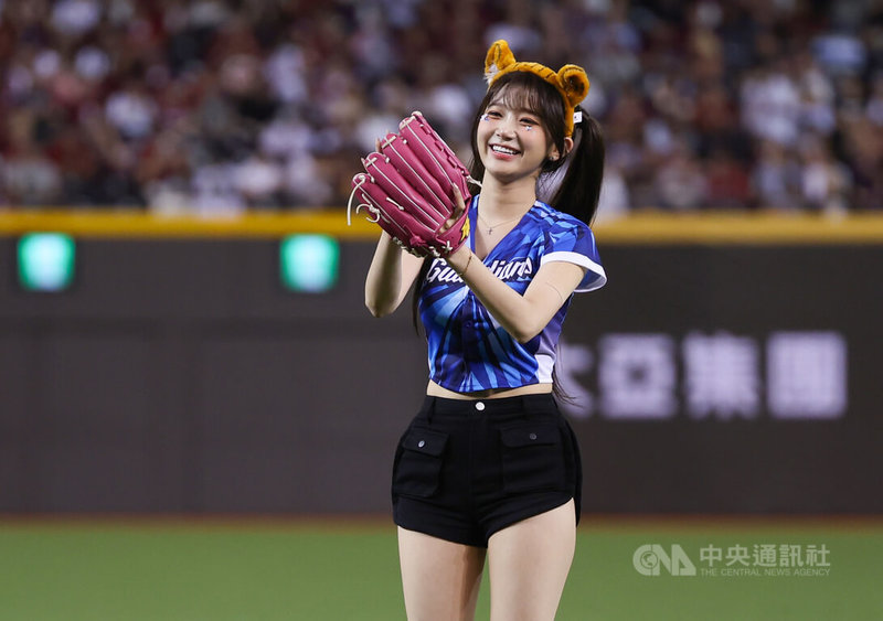 中華職棒富邦悍將隊14日在台北大巨蛋擔綱主場,舉辦主題日「G!POP 流行音樂節」,賽前邀請啦啦隊Fubon Angels韓籍成員李珠珢(圖)開球,炒熱氣氛。中央社記者張新偉攝 114年6月14日