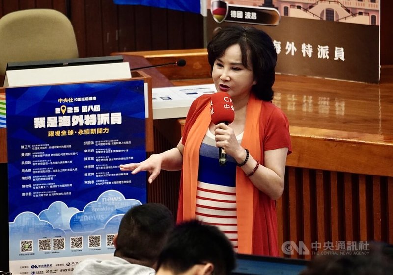 中央社第8屆「我是海外特派員」南區培訓營14日在中華電信學院高雄所登場,社長胡婉玲(圖)表示,在海外採訪時要「從台灣人角度出發」,但一定要保持著將心比心的態度進行報導。中央社記者董俊志攝 114年6月14日