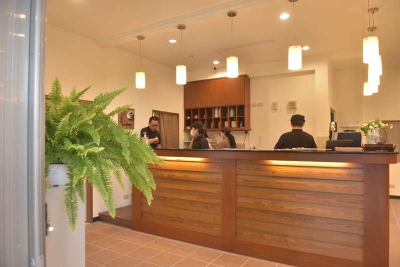花蓮畢士大教養院結合烘焙坊產品,院內開設HOPE COFFEE咖啡廳,近期試營運,4名院生擔當外場服務生、沖泡咖啡。(花蓮市公所提供)中央社記者張祈傳真 114年6月14日