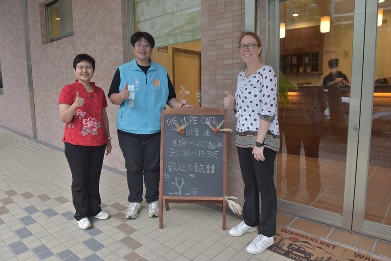 花蓮畢士大教養院結合烘焙坊產品,院內開設HOPE COFFEE咖啡廳,花蓮市長魏嘉彥(中)13日帶隊前往力挺,與畢士大董事長吳憫文(右)及院長戴孟蓁(左)合影。(花蓮市公所提供)中央社記者張祈傳真 114年6月14日