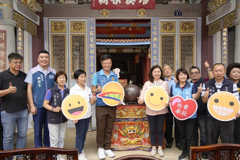 南投縣南投市公所14日下午於張琯溪宗祠舉行開墾300年成年禮活動,南投市長張嘉哲(左5)等人與會,勉勵學子找尋自我,邁向未來。(南投市公所提供)中央社記者鄭維真傳真 114年6月14日