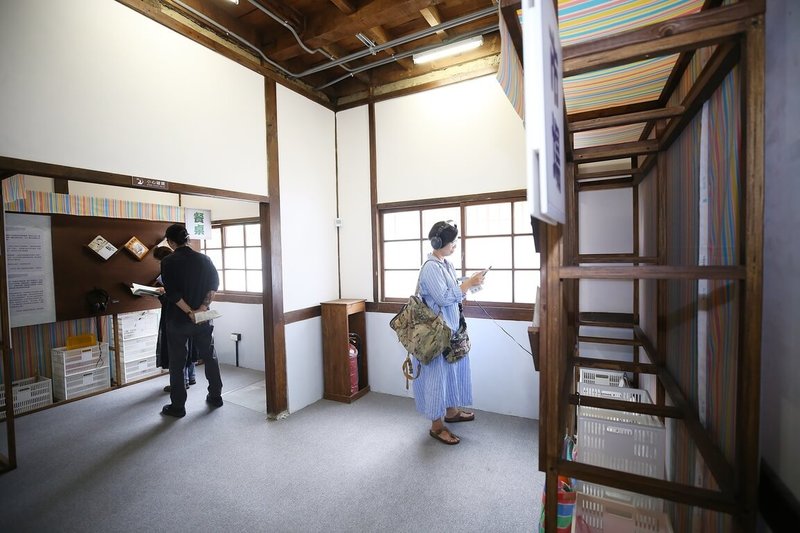 擁有百年歷史的東門派出所14日開箱,正式命名為「嘉義文學館:東門町1923」,首檔展覽「文學東市場」盼讓眾人感受文學其實並不遙遠,可以對話、交流。 (嘉義市府提供)中央社記者姜宜菁攝 114年6月14日
