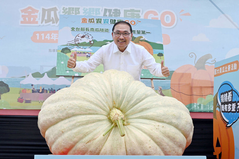 114年度新北市全國大南瓜比賽14日頒獎,重量組由淡水區農友林建訓以732.66台斤南瓜奪冠,新北市長侯友宜(圖)見到需用起重機才能搬運的大南瓜也嘖嘖稱奇。(新北市新聞局提供)中央社記者黃旭昇新北市傳真 114年6月14日
