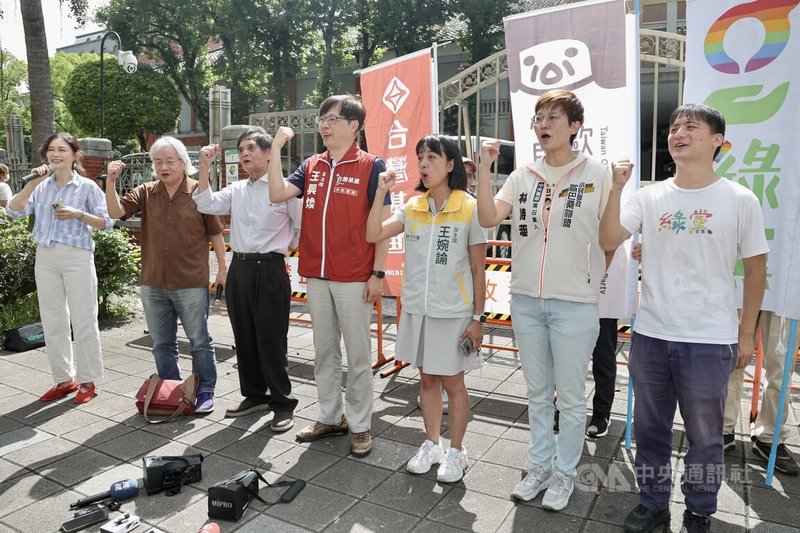 台灣基進、台灣綠黨、時代力量、小民參政歐巴桑聯盟等政黨14日在立法院門口舉行「罷傅來作伙：本土在野政黨首戰傅崐萁」記者會，宣傳3階罷免國民黨立委傅崐萁。中央社記者張皓安攝 114年6月14日
