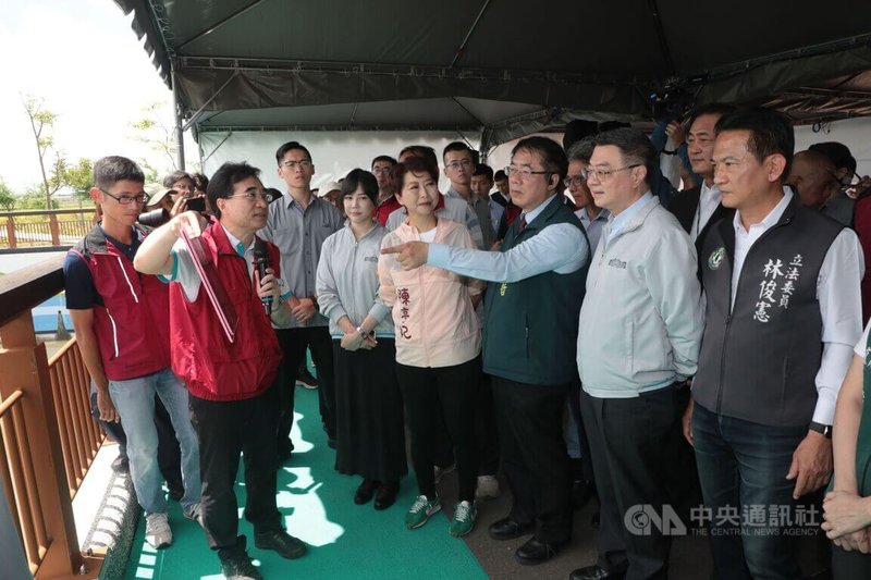 行政院長卓榮泰(前右2)14日在台南市長黃偉哲(前右3)等陪同下,視察曾文溪排水治理及防汛整備。中央社記者張榮祥台南攝 114年6月14日