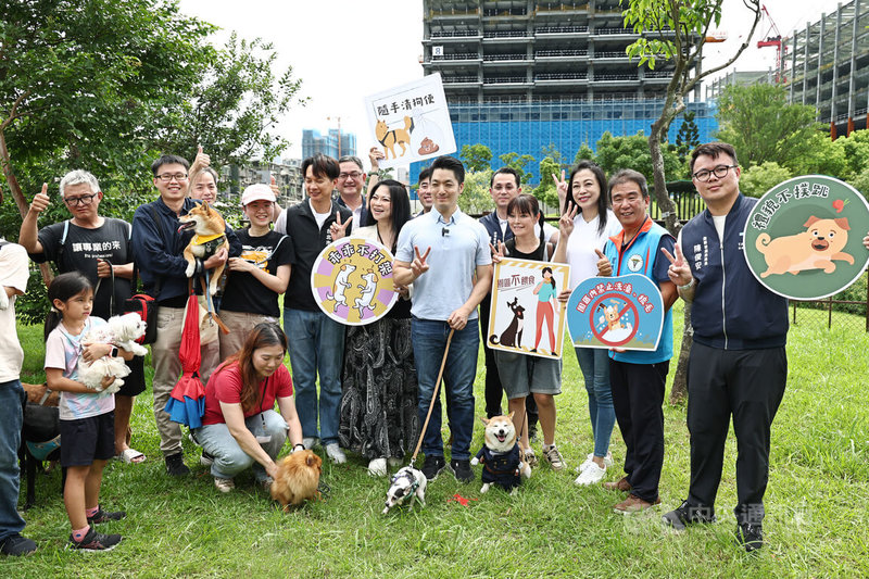 台北市南港新新公園狗活動區14日熱鬧啟用,台北市長蔣萬安(前右5)出席與民眾及狗狗合影留念,一同慶祝台北又多一處讓狗狗快樂奔跑的地方。中央社記者翁睿坤攝 114年6月14日