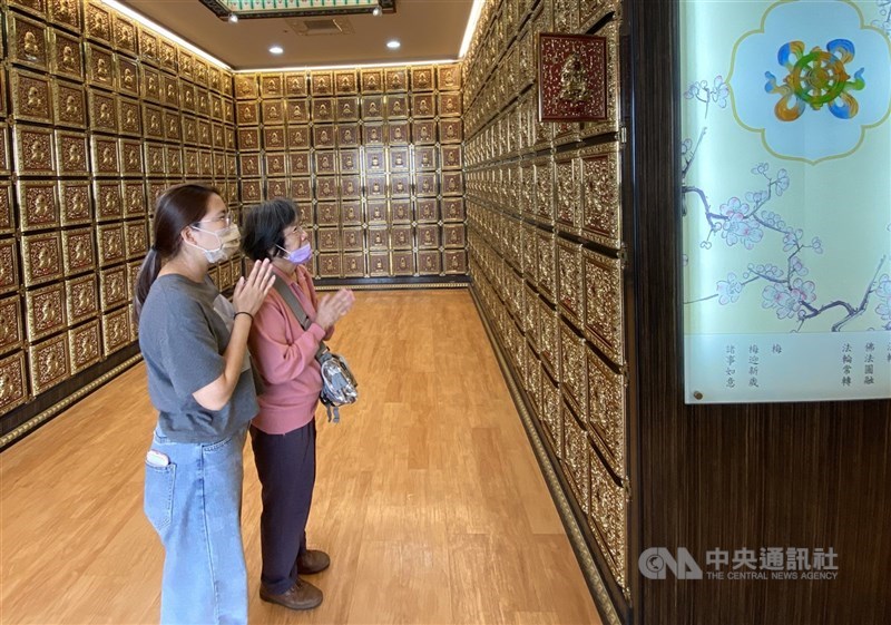 圖為民眾在清明節前赴納骨塔祭拜先人。（中央社檔案照片）