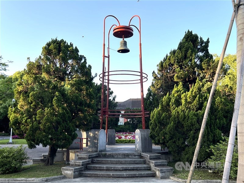 台中一名女高中生今年錄取台灣大學醫學系,卻被爆料科展作品疑似抄襲指導教授的期刊論文。台大校方14日表示,學生以繁星推薦管道錄取,沒有採計學習歷程,因而不影響她的錄取資格。主辦台灣科展的科教館則表示,已接獲通報,下週將開會討論是否有抄襲問題。圖為台大校景。(中央社檔案照片)
