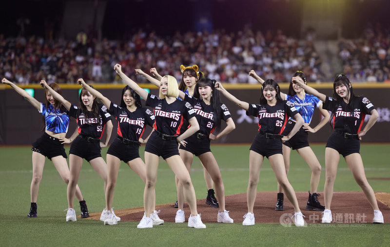 中華職棒富邦悍將隊14日在台北大巨蛋舉辦主題日「G!POP 流行音樂節」,邀請韓職起亞虎啦啦隊KIA TIGERS CHEERLEADER(黑衣)到場,與富邦專屬啦啦隊Fubon Angels一起熱舞開場。中央社記者張新偉攝 114年6月14日