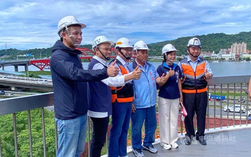 新北市長侯友宜(左3)14日視察淡北道路工程,聽取相關簡報,與工務局長馮兆麟(右1)等合影。中央社記者黃旭昇新北攝 114年6月14日