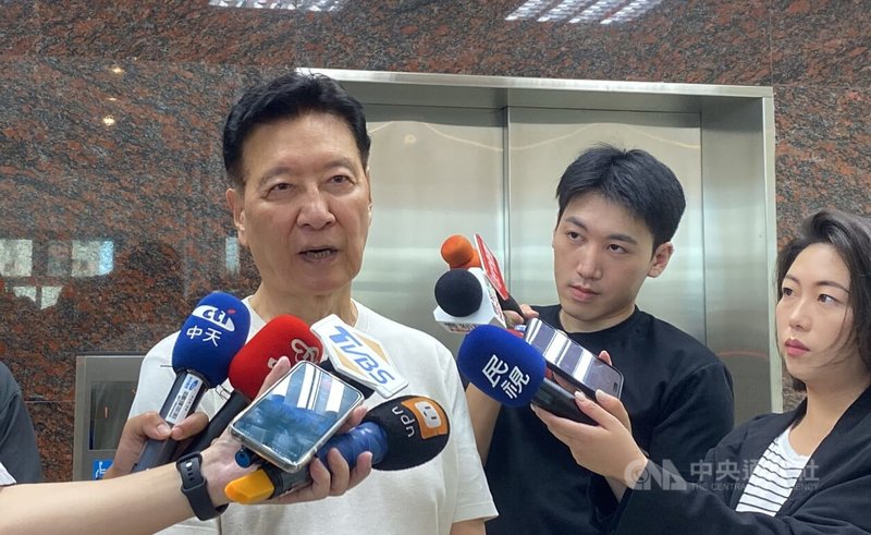 前中廣董事長趙少康(左)14日現身新北市淡水區參加國民黨活動,會前受訪時表示,將在台北榮星花園舉辦「反惡罷」團結大會,串聯北北基立委。中央社記者黃旭昇新北市攝 114年6月14日