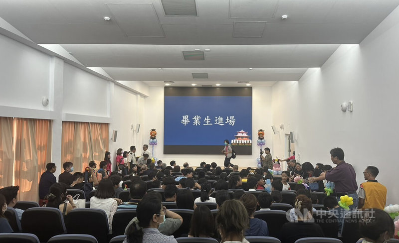 台南市中西區成功國小建校逾百年,自2018年起拆除重建,已有6屆學生未能在原校畢業,2019年入學生14日首度回到成功國小校園舉辦畢業典禮。中央社記者張榮祥台南攝 114年6月14日