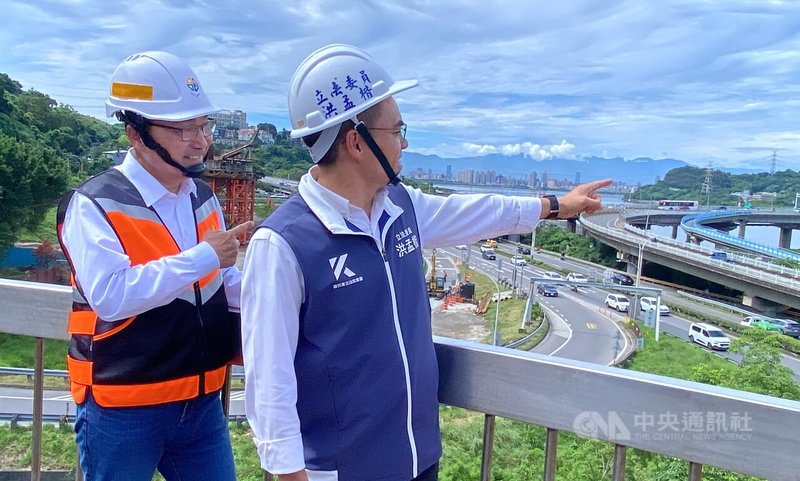 新北市長侯友宜(左)14日上午前往淡水區視察淡北道路工程進度,國民黨籍立委洪孟楷(右)也全程陪同。中央社記者黃旭昇新北市攝 114年6月14日