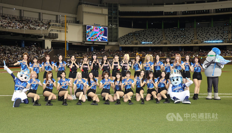 中華職棒富邦悍將隊14日在台北大巨蛋舉辦主題日「G!POP 流行音樂節」,韓職起亞虎啦啦隊KIA TIGERS CHEERLEADER(黑衣)應邀與富邦啦啦隊Fubon Angels(藍衣)同台演出,雙方合影留念。中央社記者張新偉攝 114年6月14日