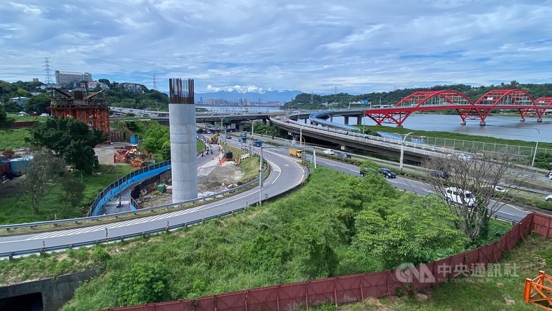 新北市政府工務局14日表示,淡北道路目前4個工區已全面施工,預計118年6月完工通車,可紓解台2線竹圍至紅樹林路廊交通瓶頸,鏈結淡海新市鎮、淡海科技城,打造北台灣的科技新城。中央社記者黃旭昇新北攝 114年6月14日