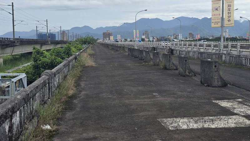 宜蘭縣政府日前公告廢止舊蘭陽大橋歷史建築文資身分,日後恐遭拆除。多個公民團體14日表示,為守護大橋,預計20日將提起訴願。中央社記者沈如峰宜蘭縣攝 114年6月14日