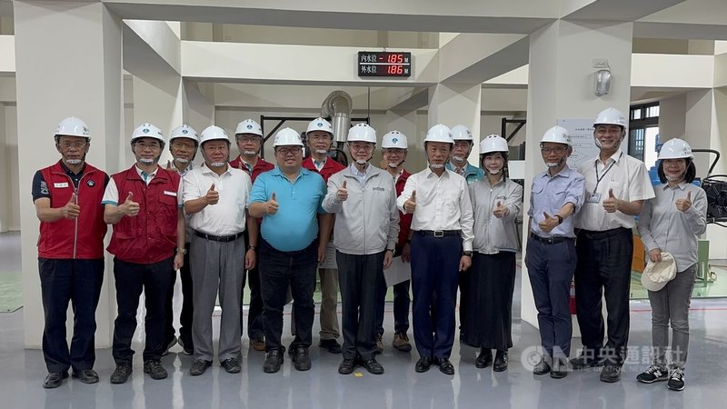 行政院長卓榮泰（前左5）14日在嘉義縣長翁章梁（前右5）、民進黨立委蔡易餘（前左4）等人陪同下，視察白水湖第1滯洪池抽水站，為守在第一線的防汛人員加油打氣。中央社記者姜宜菁攝  114年6月14日