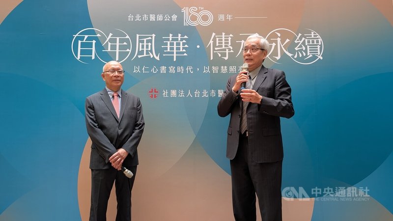 台北市醫師公會14日在台北榮民總醫院舉行100週年系列活動講座,北榮院長陳威明(右)受訪時針對健保醫院個別總額政策表示,目前小總額上路首季,初估可能會被扣一些、輕微斷頭,還是可以正常營運沒問題。中央社記者曾以寧攝 114年6月14日