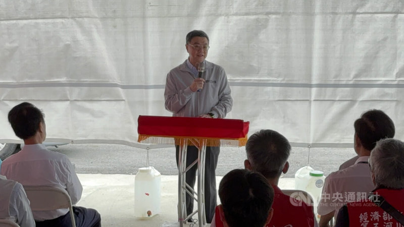 行政院長卓榮泰(中)14日到嘉義縣視察防汛整備作業時表示,2018年823水災嘉義多鄉鎮泡水中,近年中央政府和地方聯合整治已見成效,經濟部已提更大規模治水計畫。中央社記者姜宜菁攝 114年6月14日