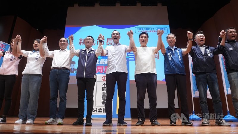 國民黨主席朱立倫(中)14日與新北市長侯友宜(左3)、中廣前董事長趙少康(右4)等人在新北市淡水區,出席「反惡罷、戰獨裁」新北市淡水場政策說明會,喊口號力挺國民黨立委洪孟楷(左4)。中央社記者徐肇昌攝 114年6月14日