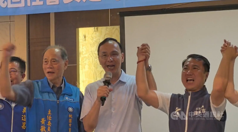 國民黨主席朱立倫(右2)14日下午在桃園觀音出席「反惡罷、戰獨裁」政策說明會,為黨籍立委涂權吉(右)站台,號召民眾一起團結「反惡罷」。(翻攝照片)中央社記者葉臻傳真 114年6月14日