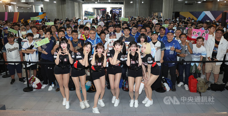 中華職棒富邦悍將隊14日在台北大巨蛋舉辦主題日「G!POP 流行音樂節」,邀請韓職起亞虎啦啦隊KIA TIGERS CHEERLEADER參與,成員劉世理(前左起)、劉世彬、趙多彬、鄭嘉睿、高佳彬、朴星垠賽前與粉絲相見歡。中央社記者張新偉攝 114年6月14日