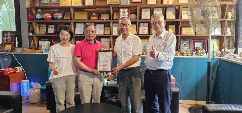 犯保新竹分會14日在北埔綠世界生態農場舉辦關懷親子活動,安排馨生人走入自然環境紓解情緒壓力,分會主委陳進興(左2)也頒發感謝狀給農場總經理李明益(右2),感謝長期加入關懷行列,無償提供場地。(犯罪被害人保護協會新竹分會提供)中央社記者郭宣彣傳真 114年6月14日
