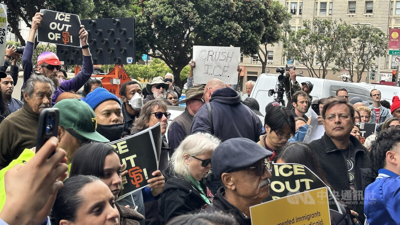 加州舊金山抗議美國移民暨海關執法局(ICE)逮捕無證移民、及抗議川普向洛杉磯部署國民兵的示威9日持續延燒。(中央社檔案照片)
